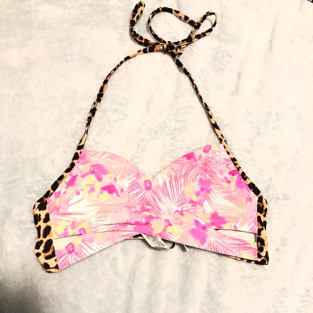 This is a pink bathing suit top from Pink.❤️❤️